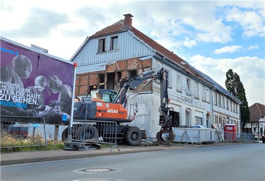 Die Brandruine in der Breiten Straße ist in den Augen vieler Bad Harzburger ein Schandfleck. Anfang September soll sie verschwunden sein. Ein Teil der Giebelseite wurde bereits abgerissen – um die innen befindlichen Gegenstände leichter entsorgen zu können, so die Erklärung der Abrissfirma Bagger-Friehe. Foto: Exner