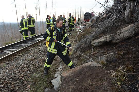 Die Brandstelle ist wegen der steilen Hänge für die Einsatzkräfte teilweise schwer zu erreichen. Foto: dpa