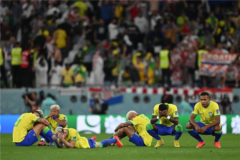 Neymar und Brasilien am Boden: Kroatien stoppt Seleção Die Brasilianer sitzen nach der Niederlage enttäuscht auf dem Rasen.