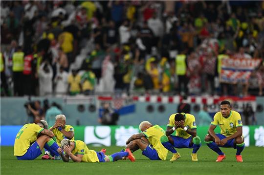 Die Brasilianer sitzen nach der Niederlage enttäuscht auf dem Rasen.