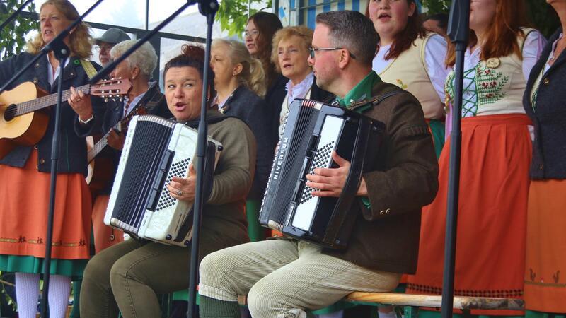 Die Brauchtumsgruppe des Barkamtes Annerschbarrich im Heimatbund Ewerharz sorgt beim Wiesenblütenhoffest für Stimmung.