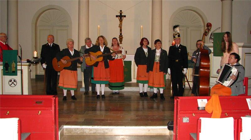 Die Brauchtumsgruppe des Barkamtes Annerschbarrich tritt 2023 zum Andreasabend in der Martini-Kirche auf.