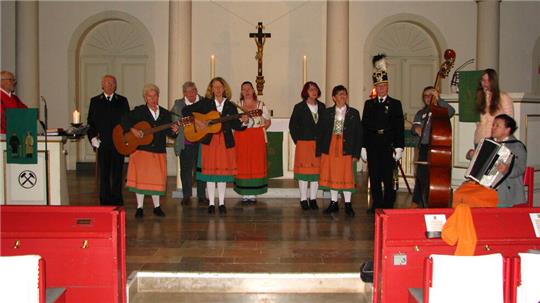 Die Brauchtumsgruppe des Barkamtes Annerschbarrich tritt 2023 zum Andreasabend in der Martini-Kirche auf.