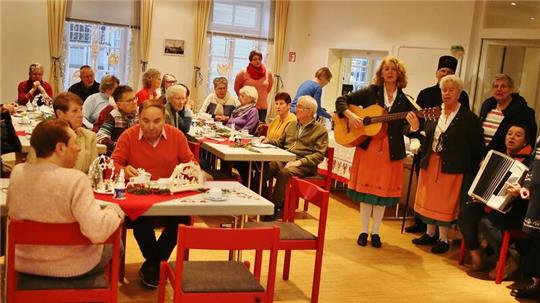 Die Brauchtumsgruppe des Barkamts Annerschbarrich sorgt beim Adventsbasar für die musikalische Unterhaltung.