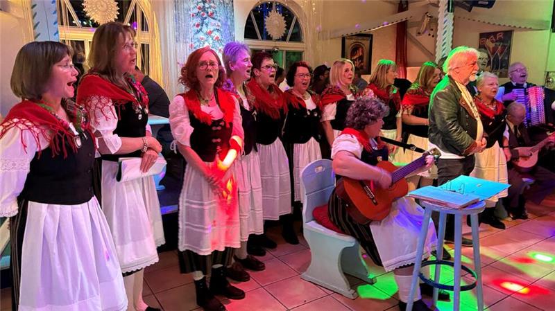 Braunlage bedankt sich bei Frank Faber Die Brauchtumsgruppe des Harzklub-Zweigvereins Braunlage bringt Frank Faber zum Abschied mehrere Ständchen, bei denen der 79-Jährige meist lautstark mitsingt.