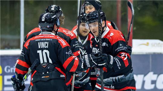 Eishockeyspieler beglückwünschen sich gegenseitig.