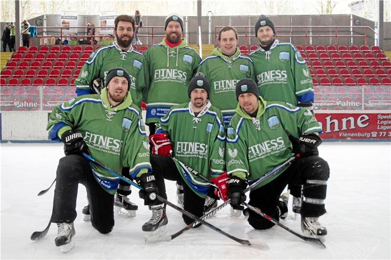 Die Braunlager Jungs haben es im dritten Anlauf gepackt: Maximilian Korkus, Michael Grondey, Johannes Kohlrusch und Christian Schock (hinten v. li.) sowie André Niemeyer, Stefan Bilstein und Peter Westerkamp (vorn v. li.) sind deutscher Meister im Pondhockey. Fotos: Gietemann
