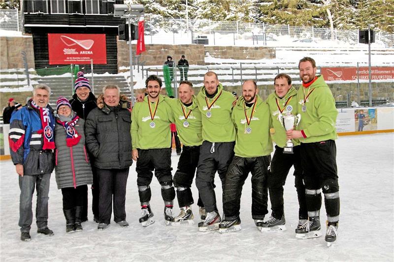 Die Braunlager Jungs mit Max Bauer (v.l.), Peter Westerkamp, André Niemeyer, Stefan Hoffert, Johannes Kohlrusch und Michael Grondey belegen bei der Endrunde Rang zwei.  Foto: privat