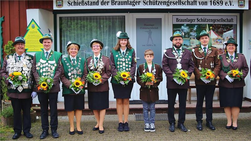 Die Braunlager Majestäten 2025: (v.l.) Großer König Josef Atzenhofer, Kleiner König Robin Kirchner, Große Königin Marlis Schrader, Kleine Königin Gisela Fläckel, Jugendkönigin Johanna Fleischhacker, Schülerkönig Luke Eimbeck, Pistolenkönig Volkan Altiok, Ringmeister Nils Deppe, Ringmeisterin Andrea Hübner