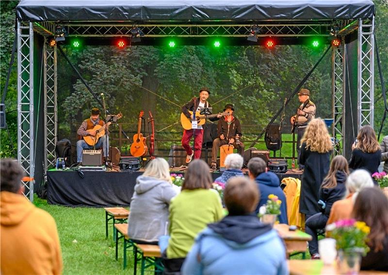Die Braunschweiger Band Dalibude bei ihrem Auftritt 2021 auf der Regio-Bühne im Bürgerpark. Foto: Toni Burkhardt/Feinsinn