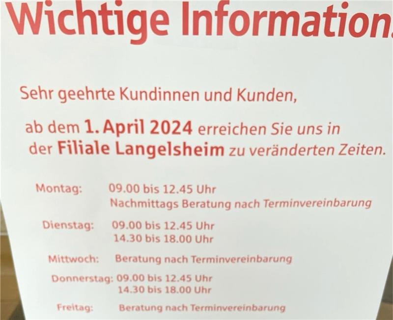 Die Braunschweigische Landessparkasse (BLSK) weist in der Filiale in Langelsheim bereits jetzt auf die vom 1. April an geltenden veränderten Öffnungszeiten hin. Foto: Heine