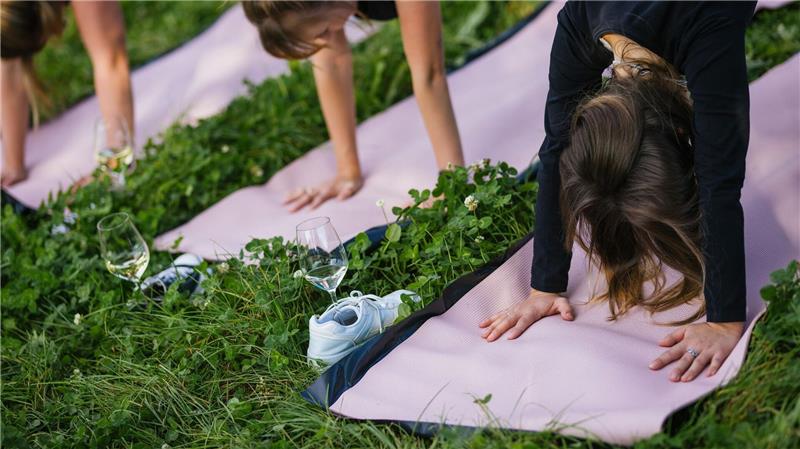 Die Braut mag Yoga und Wein? Es gibt spezielle Kurse, die beides kombinieren.