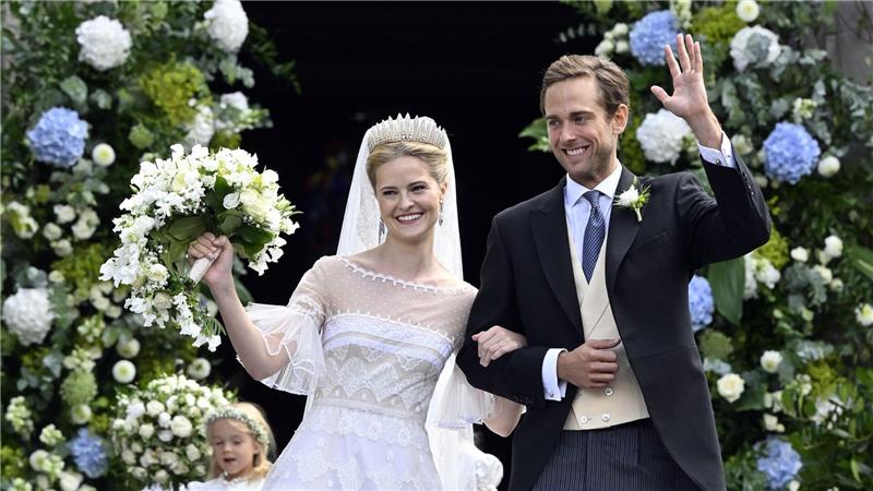 Die Braut trug ein langes weißes Klein mit Stickereien und Puffärmeln.