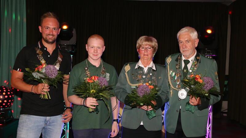 Würdevoll: Bredelemer Schützen bitten zum Königsball Die Bredelemer Könige des aktuellen Jahres (v.l.): Fabian Uneken (Volkskönig), Jan Vollbrecht (Jungschützenkönig), Dagmar Vollbrecht (Große Königin) und Armin Vollbrecht (Großer König).