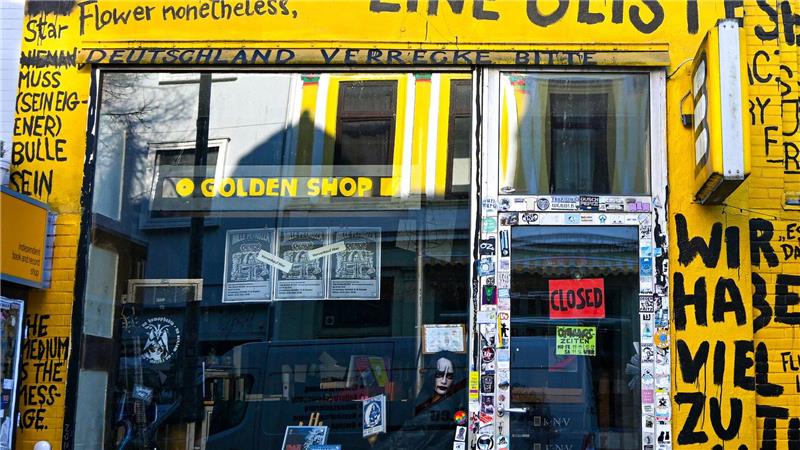 Die Bremer Buchhandlung wehrt sich gegen Kritik an ihrer Fassade. (Archivbild)