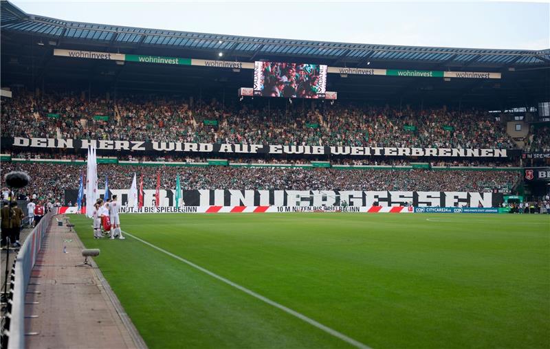 Werder-Fans erinnern an gestorbenen Fan vor Bayern-Spiel Die Bremer Fans präsentieren Banner mit der Aufschrift "Dein Herz wird auf ewig weiterbrennen - Tobi unvergessen".
