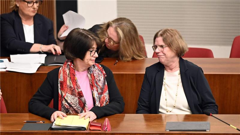 Die Bremer Senatorinnen Claudia Bernhard und Kristina Vogt bleiben weiter im Amt.