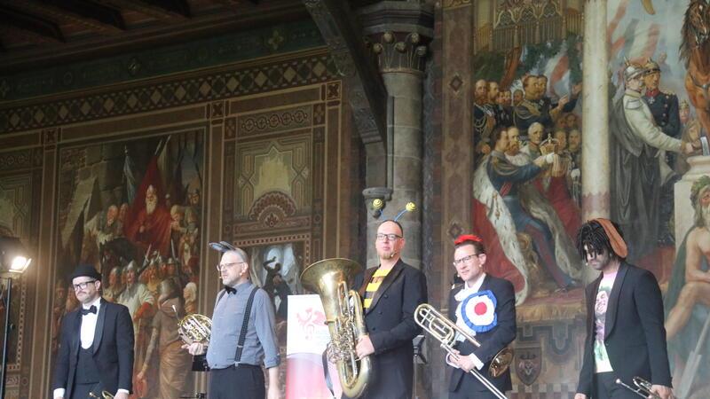 Partnerstädte Goslar und Beroun beschließen Musik-Kooperation Die Bremer Stadtmusikannten: Das Blechbläserquintett "BRASSerie" erzählt, wie es damals wirklich war mit Esel, Hund, Katze, Hahn ... und Hummel.