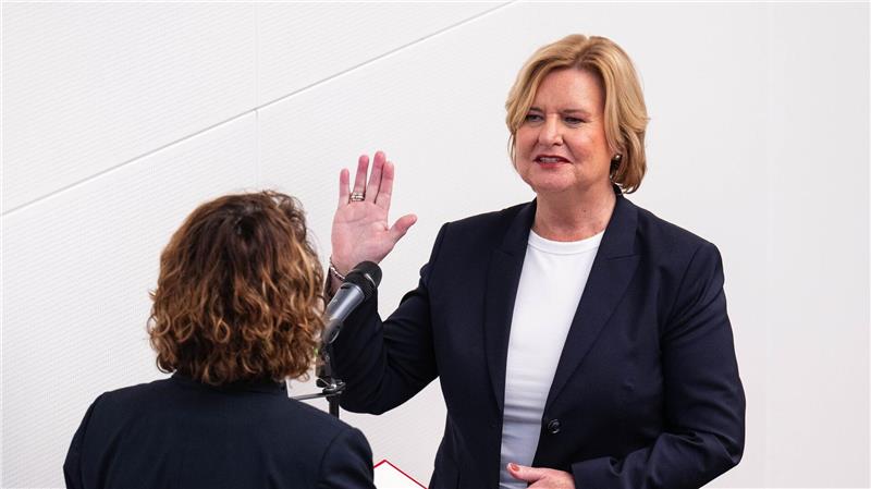 Die Bremische Bürgerschaft hat Eva Högl als Senatsmitglied gewählt. Die SPD-Politikerin leistete ihren Amtseid. 