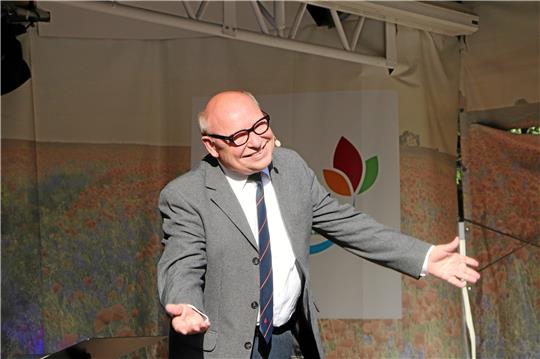 Die Brille macht den Unterschied: eben noch Hans-Joachim Heist – jetzt verkörpert er Heinz Erhardt.