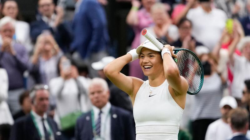 Titelverteidiger Alcaraz zittert sich in Wimbledon weiter Die Britin Emma Raducanu freut sich nach ihrem Sieg.