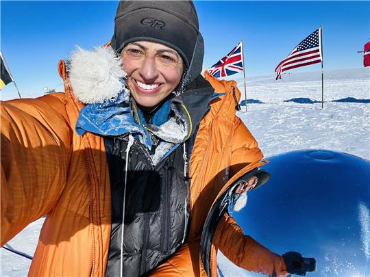 Die Britin Preet Chandi macht ein Selfie von sich in der Antarktis.
