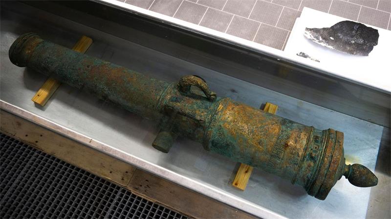 Kochtopf und Kanone - Wracks erzählen Kriegsgeschichte Die Bronze-Kanone von der schwedischen Fregatte war ein Beutestück aus dem Dreißigjährigen Krieg.