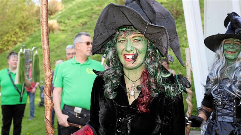 Das erwartet die Oberharzer im Veranstaltungsjahr 2025 Die Bruchberghexen studieren einen neuen Tanz ein, wie Kurdirektorin Bettina Beimel verkündet. An Walpurgis wird man sie wieder als Bruchberghexe sehen.