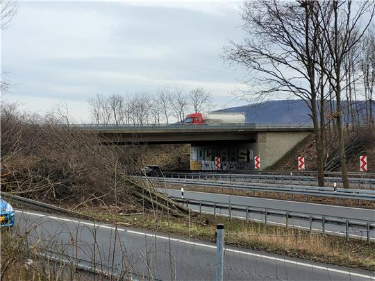 Die Brücke am Harzburger Dreieck ist genauso in die Jahre gekommen wie die über die K 46 – beide müssen ersetzt werden. Foto: Exner