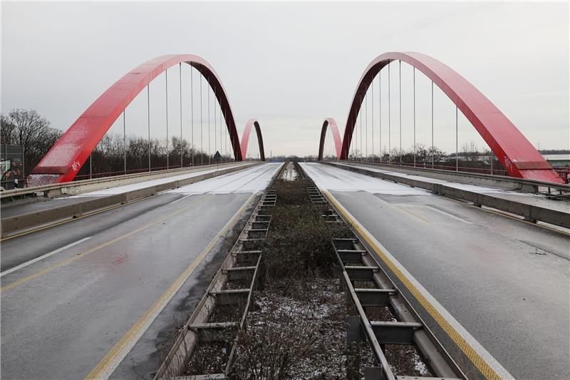 Sanierung maroder Brücken wird deutlich teurer Die Brücke der Bundesautobahn auf der A42 über den Rhein-Herne Kanal ist wegen Brückenmängel in beide Richtungen gesperrt.