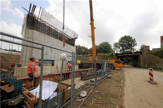 Die Brücke der Strecke Goslar-Hildesheim (im Hintergrund) wird durch eine moderne Stahlbetonkonstruktion ersetzt. Sie wird parallel zum alten Bauwerk errichtet und nach Abriss dieser Brücke an dessen Stelle gedrückt. Foto: Gereke