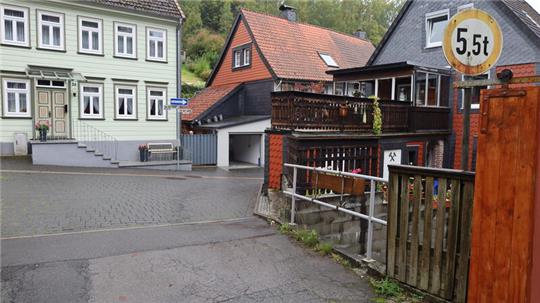 Die Brücke, die über die Laute führt, darf seit Jahren nicht von schweren Fahrzeugen überquert werden. Anwohner sorgen sich um ihre Sicherheit.