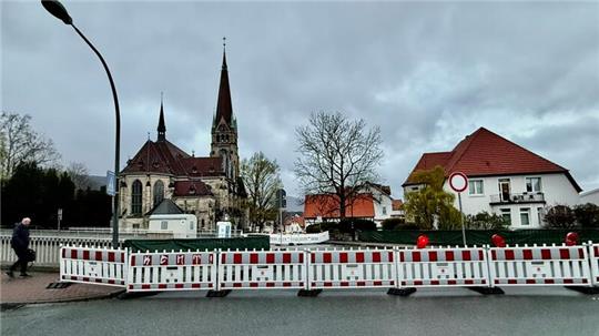 Die Brücke ist seit Montag komplett gesperrt. Auch für Fußgänger. 
