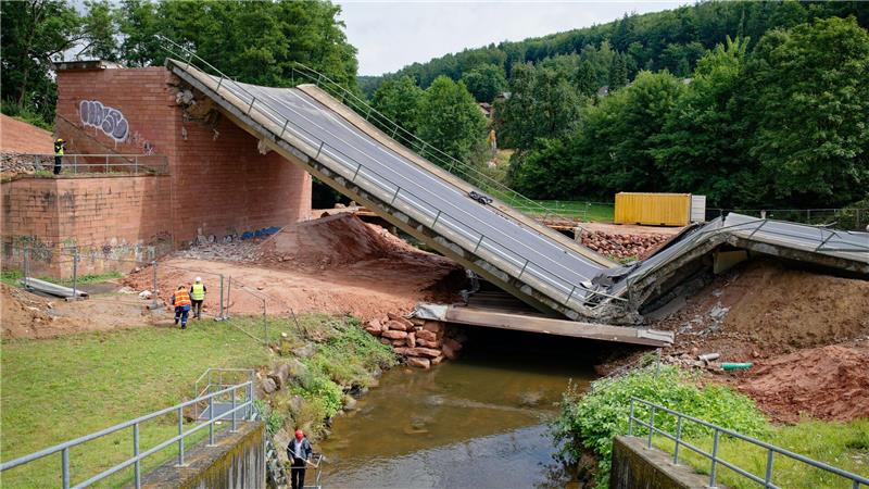 Talbrücke in Sekunden Geschichte: „sehr zufrieden“ Die Brücke stürzt durch Sprengung ein