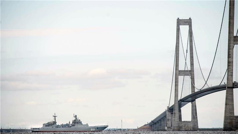 Deutscher spaziert in Dänemark auf riesige Brücke Die Brücke über den Großen Belt - hier ist ein Schiff der russischen Nordflotte unter ihr zu sehen - zählt zu den imposantesten Bauwerken Dänemarks. (Symbolbild)