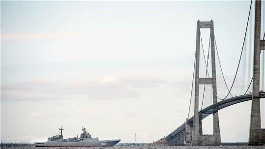 Die Brücke über den Großen Belt - hier ist ein Schiff der russischen Nordflotte unter ihr zu sehen - zählt zu den imposantesten Bauwerken Dänemarks. (Symbolbild)