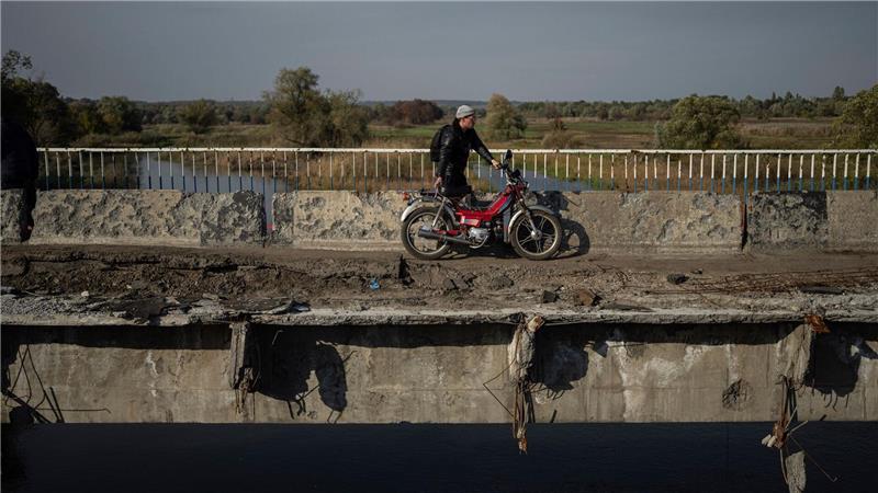 Experten: Russen schleichen durch Tunnel nach Kupjansk Die Brücken über den Fluss Oskil bei Kupjansk sind nach dreieinhalb Jahren Krieg weitgehend zerstört. (Archivbild)