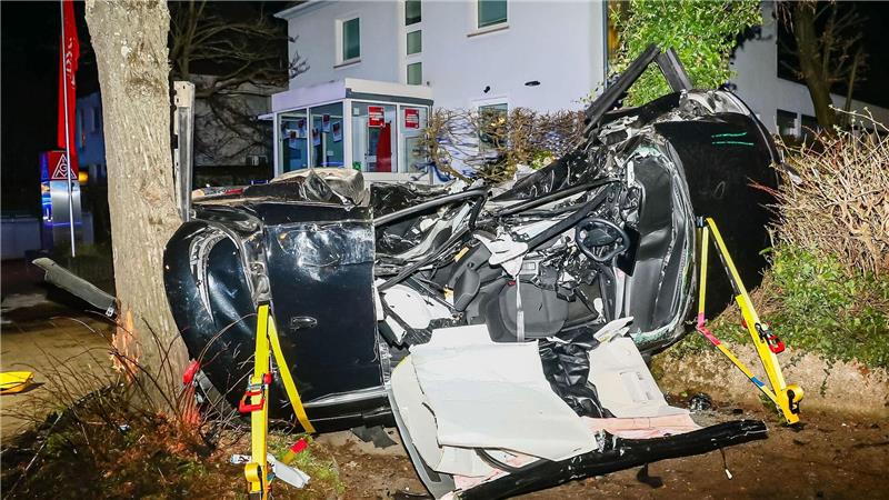 Die Brüder und ihr Cousin hatten in einer Tempo-50-Zone mit PS-starken Limousinen Vollgas gegeben.(Archiv)