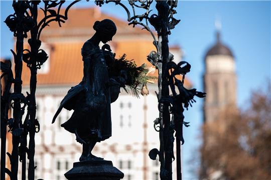 Die Brunnenfigur «Gänseliesel» ist vor dem Turm der St. Jacobi-Kirche zu sehen.