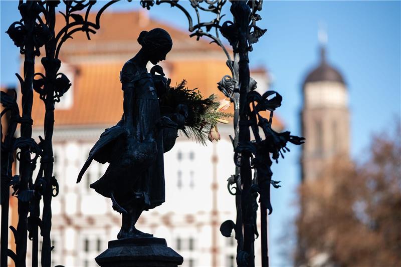 Die Brunnenfigur «Gänseliesel» ist vor dem Turm der St. Jacobi-Kirche zu sehen.