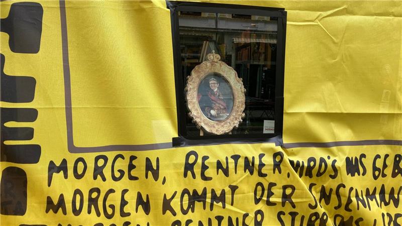 Streit um Buchpreis – Neue Fassade mit Zitaten von Weimer Die Buchhandlung widmet ein Schaufenster dem Minister.