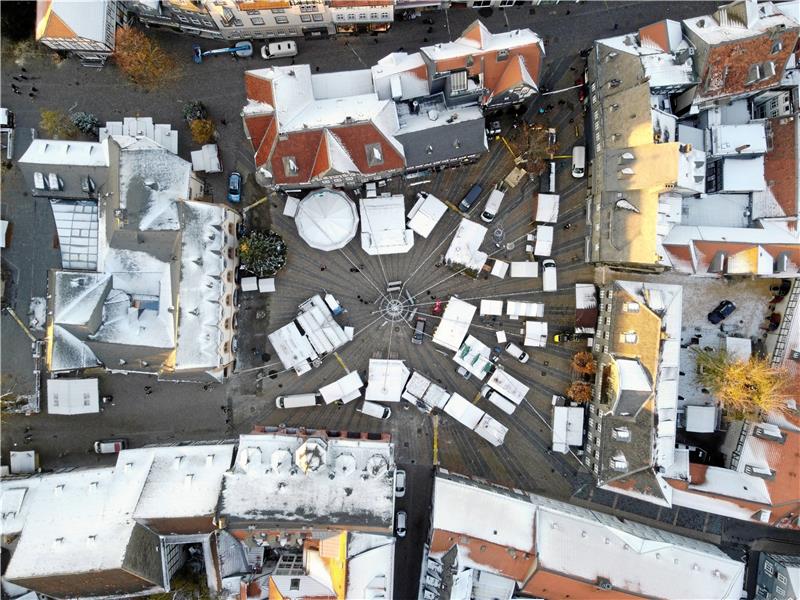 Weihnachtsmarkt in Goslar: Video-Rundgang und letzte Infos Die Buden auf dem Marktplatz stehen. Ab heute können Besucherinnen und Besucher den Goslarer Weihnachtsmarkt erkunden. Foto: Neuendorf