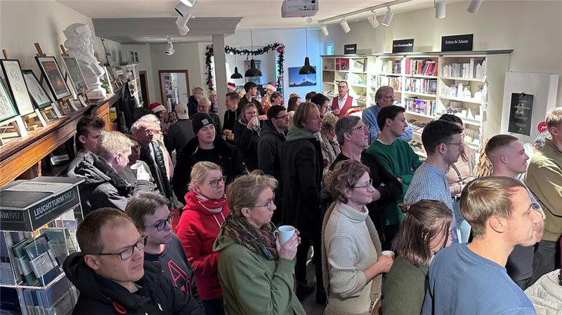 So cool war der Harzburger Christmas-Rock mit den Skinny Dippers Die Bücher-Heimat ist prall gefüllt. Rund 100 Besucher wollen das originelle Weihnachtskonzert miterleben.