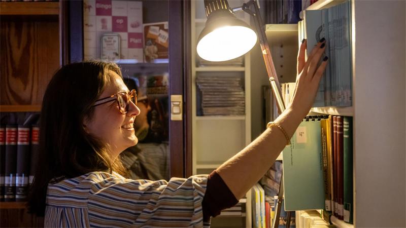 Die Bücher dürfen nur vor Ort angeschaut werden. Eine Ausleihe ist nicht möglich. 