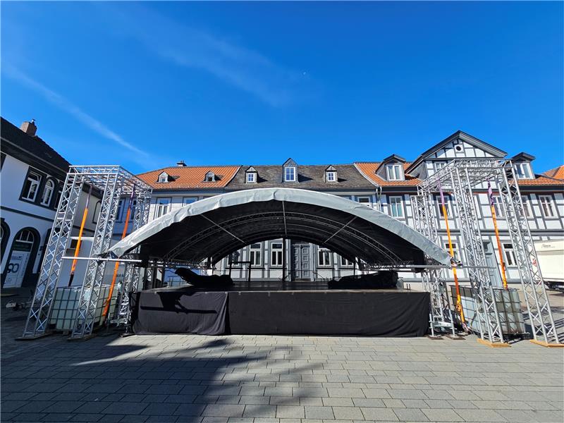 Das Goslarer Altstadtfest kann endlich beginnen Die Bühne am Jakobikirchhof ist so gut wie fertig. Fotos: Sowa, Epping
