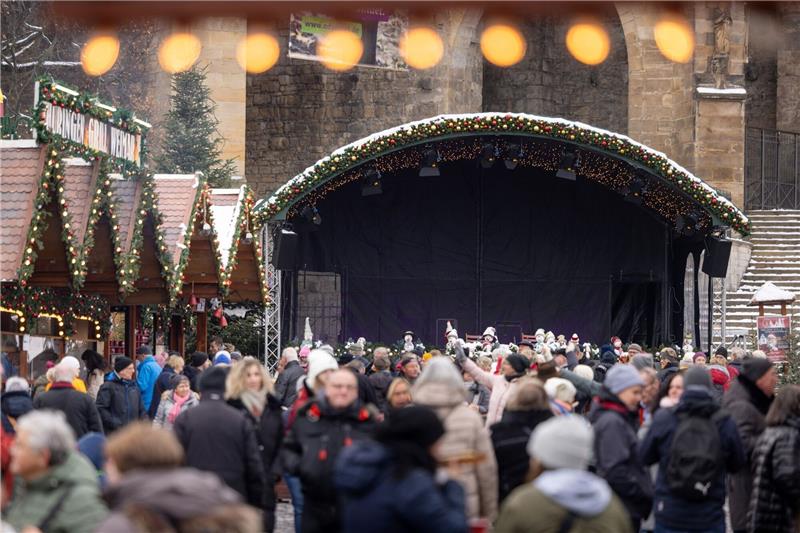 Weihnachtsmärkte protestieren gegen Gema-Kosten Die Bühne auf dem Erfurter Weihnachtsmarkt ist am "Tag der Stille" leer.