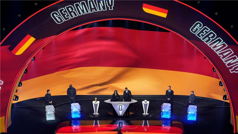 Frankreich als Spanien: Nagelsmanns WM-Rechnung Die Bühne bei der WM-Auslosung leuchtet in den deutschen Farben.