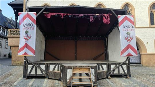 Die Bühne des Kaisermarktes ist schon auf dem Marktplatz aufgebaut.