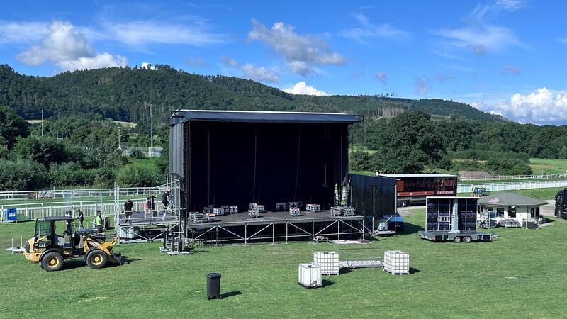 Wie aus der Bad Harzburger Pferderennbahn ein Festivalgelände wird Die Bühne steht bereits. Am Freitag werden dort die ersten Konzerte gegeben.