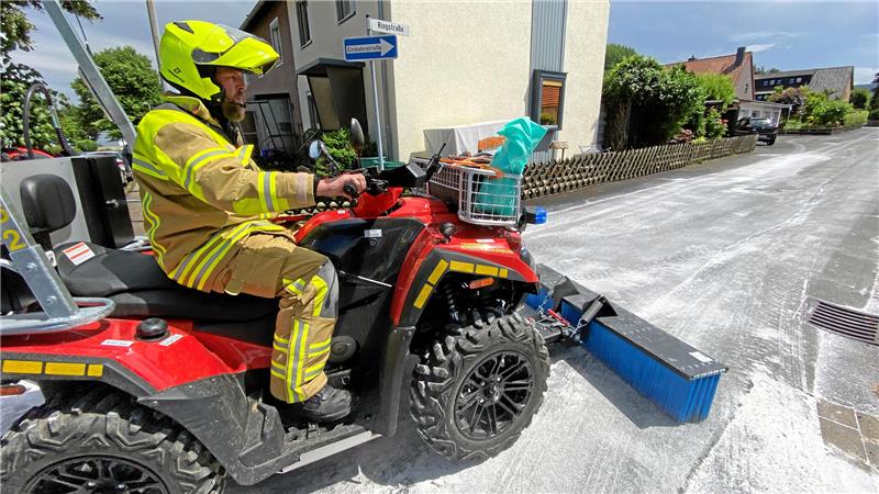 Die Bündheimer Feuerwehr (hier ein Archivbild aus dem Jahr 2022) ist auf die Beseitigung von Ölspuren spezialisiert und hat auch die entsprechenden Fahrzeuge.